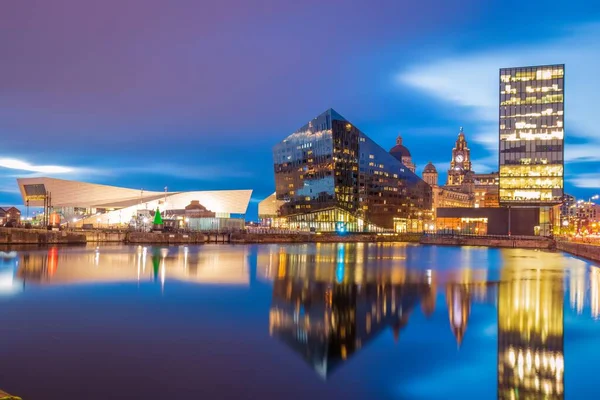 Alacakaranlıkta çekilmiş Liverpool su fontunun ikonik simgelerinin geniş açılı görüntüsü. Liverpool, İngiltere.