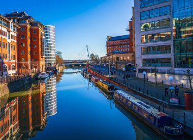 Temple Quay 'deki ofis binaları Bristol' un Bristol İngiltere 'deki Yüzen Limanı' na yansıyor.