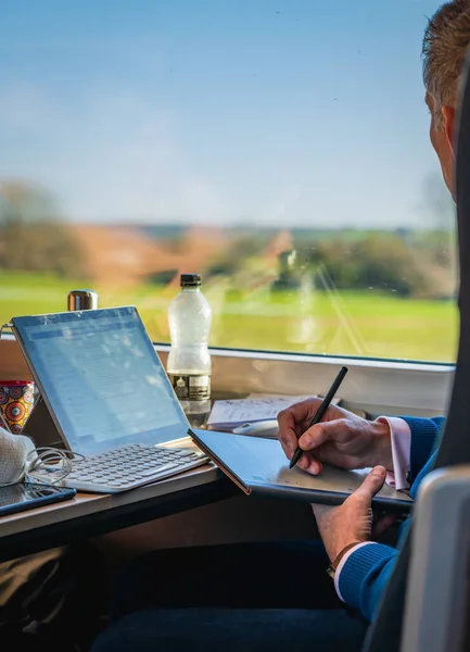 Londra 'da trende seyahat eden bir adam.