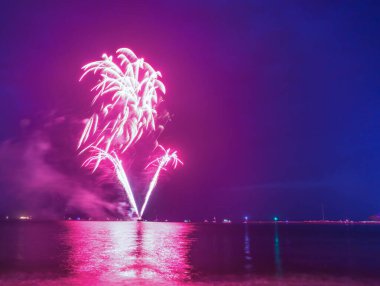 Weymouth yazın İngiltere 'de deniz kenarında havai fişek gösterisi