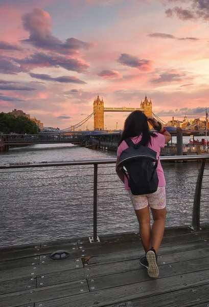Vrouw Zoek Naar Tower Bridge Londen Engeland — Stockfoto