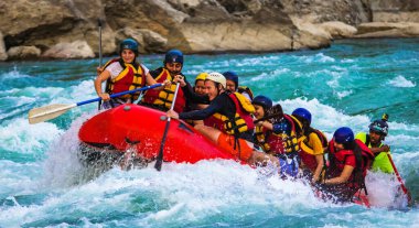 Rishikesh, Hindistan 'da Ganj nehrinde rafting.