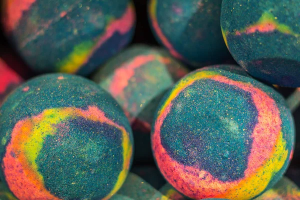 Piyasadaki ahşap kutuda ateşli banyo bombaları, üst manzara.