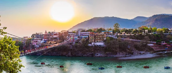 Stock image Rishikesh, yoga city India, Lakshman Jhula in Rishikesh (Bridge).People enjoying rafting