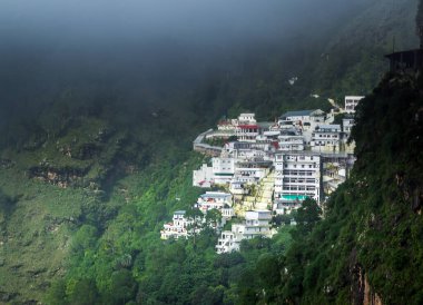 Vaishno Devi in Katra Jammu Indiana.Vaishno Devi Mandir, Hindistan 'ın Jammu ve Kaşmir eyaletleri içinde bulunan Trikuta Dağları' nda bulunan Hindu tanrıçasına adanmış bir Hindu tapınağıdır.