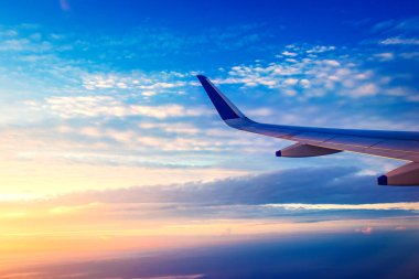 Kanat manzarası ve bulutların üstündeki güzel gökyüzü.