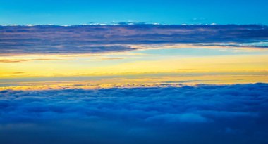 Uçaktan bulutların üstündeki güzel gökyüzü manzarası