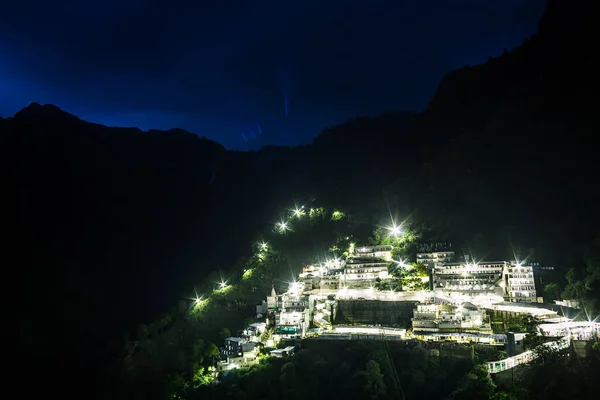 Vaishno Devi in Katra Jammu Indiana.Vaishno Devi Mandir, Hindistan 'ın Jammu ve Kaşmir eyaletleri içinde bulunan Trikuta Dağları' nda bulunan Hindu tanrıçasına adanmış bir Hindu tapınağıdır.