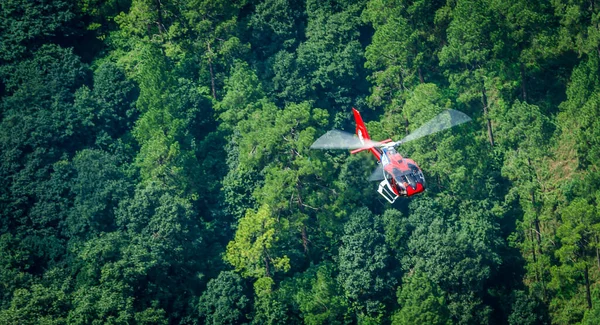 ヴァイシュノ デヴィ ジャンム カシミール インディア付近のヘリパッドへのヘリコプターの着陸 — ストック写真