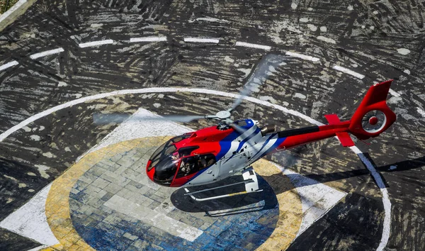 ヴァイシュノ デヴィ ジャンム カシミール インディア付近のヘリパッドへのヘリコプターの着陸 — ストック写真