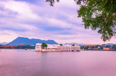 Taj göl Sarayı Udaipur, Rajasthan, Hindistan göl PICHOLA üzerinde.