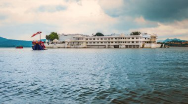Taj göl Sarayı Udaipur, Rajasthan, Hindistan göl PICHOLA üzerinde.