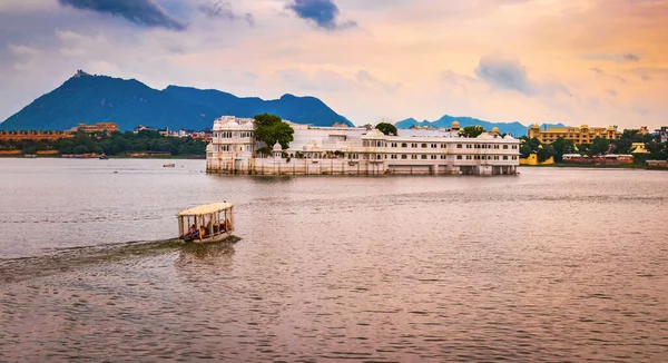 stock image Taj Lake Palace on lake Pichola in Udaipur, Rajasthan, India.