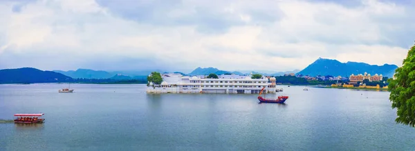 Taj göl Sarayı Udaipur, Rajasthan, Hindistan göl PICHOLA üzerinde.