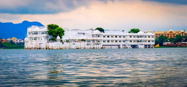 Taj göl Sarayı Udaipur, Rajasthan, Hindistan göl PICHOLA üzerinde.