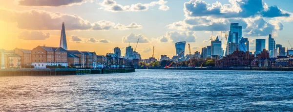Thames nehri ve Londra şehir merkezindeki binalar gün batımında, Canary Wharf 'tan manzara