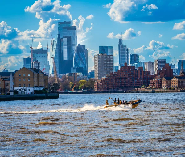Een Speedboot Theems Met Centraal Gelegen Londense Gebouwen Achtergrond — Stockfoto