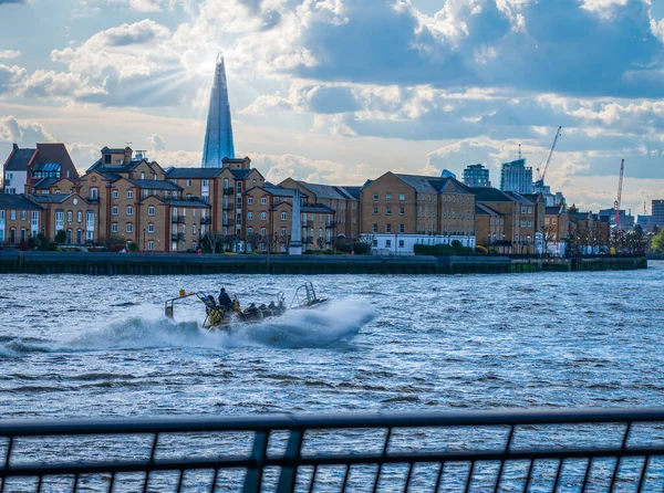 Ein Speedboot Auf Der Themse Mit Zentralen Londoner Gebäuden Hintergrund — Stockfoto