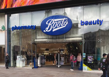 Londra, İngiltere - 17 Şubat 2023: Boots Eczane ve Güzellik Mağazası Londra Regent Caddesi, İngiltere