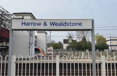 Harrow ve Wealdstone istasyon tabelası İngiltere, Londra