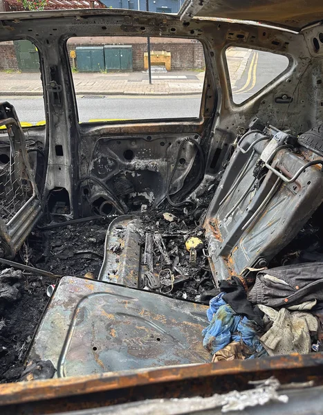 Güney Harrow, İngiltere 'de Londra yolunda yanmış bir araba.