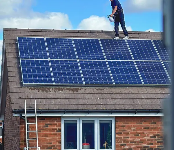 Milton Keynes, İngiltere 'de çatıdaki güneş panelleri