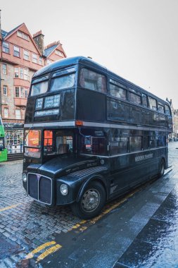 Edinburgh, İskoçya - 22 Ocak 2024: Edinburgh 'un tarihi bölgesinde Hayalet Otobüs Turu