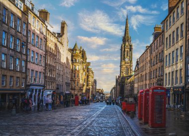 İskoçya 'nın Edinburgh şehrinde ünlü Royal Mile' da duran geleneksel kırmızı telefon kulübeleri. Tarihi binaları ve yerel dükkanları olan güzel eski şehir merkezi..