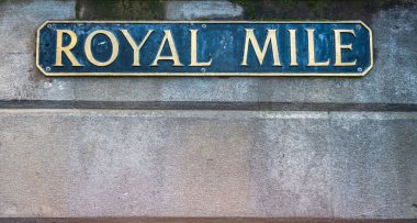 Edinburgh İskoçya 'daki Royal Mile için Eski Geleneksel Sokak İsim İşareti