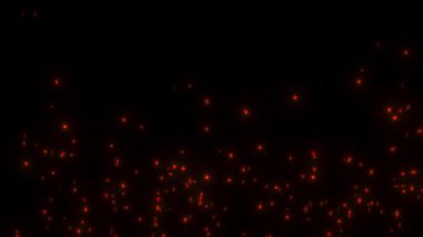 O, simsiyah bir ateş üzerinde kıvılcımlar saçar.