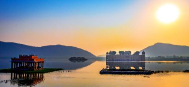 Jaipur Rajasthan Hindistan 'da güneş doğarken Jal Mahal