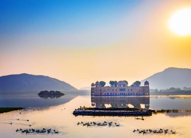 Jaipur Rajasthan Hindistan 'da güneş doğarken Jal Mahal