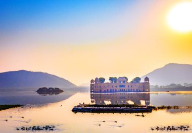Jaipur Rajasthan Hindistan 'da güneş doğarken Jal Mahal