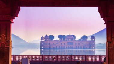 Jaipur Rajasthan Hindistan 'da güneş doğarken Jal Mahal