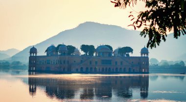 Jaipur Rajasthan Hindistan 'da güneş doğarken Jal Mahal