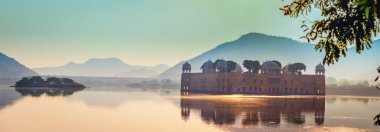Jaipur Rajasthan Hindistan 'da güneş doğarken Jal Mahal