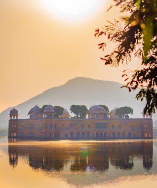 Jaipur Rajasthan Hindistan 'da güneş doğarken Jal Mahal