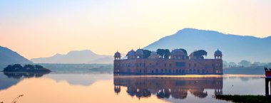 Jaipur Rajasthan Hindistan 'da güneş doğarken Jal Mahal