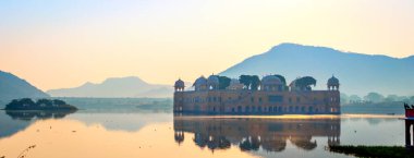 Jaipur Rajasthan Hindistan 'da güneş doğarken Jal Mahal