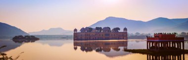 Jaipur Rajasthan Hindistan 'da güneş doğarken Jal Mahal