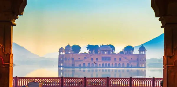 Jaipur Rajasthan Hindistan 'da güneş doğarken Jal Mahal