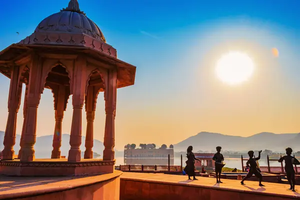 Jaipur Rajasthan Hindistan 'da güneş doğarken Jal Mahal
