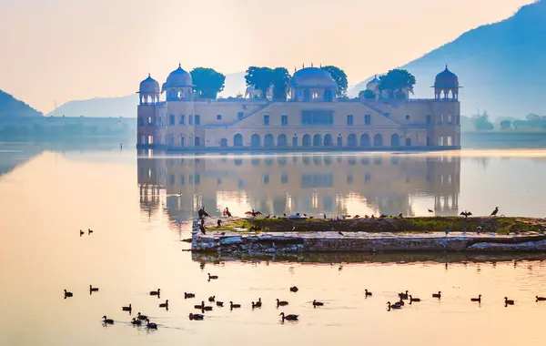 Jaipur Rajasthan Hindistan 'da güneş doğarken Jal Mahal