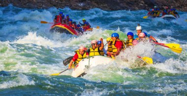 İnsanlar Rishikesh Hindistan 'da Ganj nehrinde rafting yaparken eğleniyorlar.