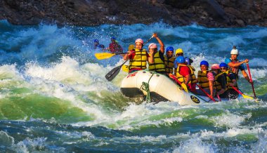 İnsanlar Rishikesh Hindistan 'da Ganj nehrinde rafting yaparken eğleniyorlar.