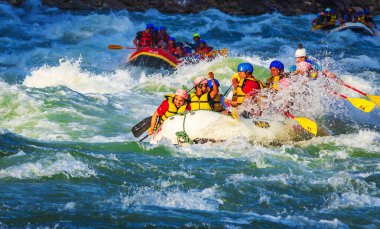 İnsanlar Rishikesh Hindistan 'da Ganj nehrinde rafting yaparken eğleniyorlar.