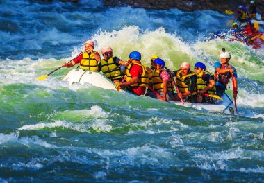 İnsanlar Rishikesh Hindistan 'da Ganj nehrinde rafting yaparken eğleniyorlar.