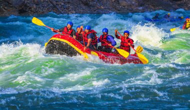 İnsanlar Rishikesh Hindistan 'da Ganj nehrinde rafting yaparken eğleniyorlar.