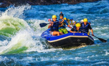 İnsanlar Rishikesh Hindistan 'da Ganj nehrinde rafting yaparken eğleniyorlar.