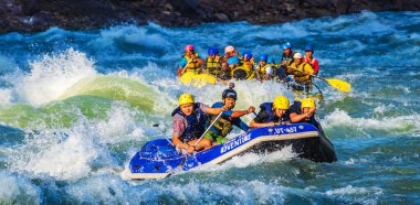 İnsanlar Rishikesh Hindistan 'da Ganj nehrinde rafting yaparken eğleniyorlar.